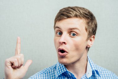 Adam işaret parmağını kaldırıyor.