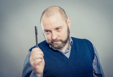 Elinde kalem olan yakışıklı bir genç.