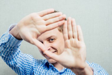 Adam çerçeve eli yapıyor