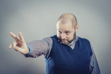 Zafer ya da barış işareti gösteren genç adam