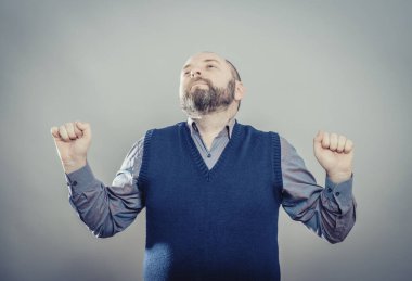 Stüdyonun arka planında rahatlayan genç adam