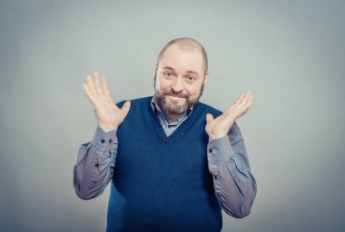 Yüzünde bir gülümseme ve kolları açık genç bir adam.