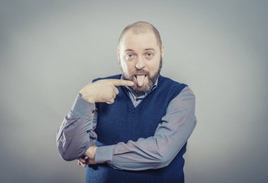 Dilinde parmak olan genç adam.