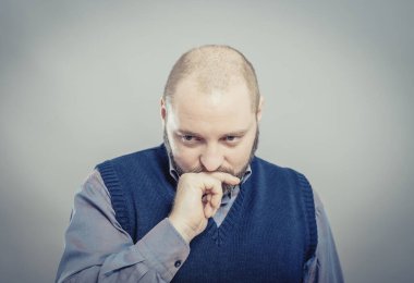 Genç adam, eli yüzü olan düşünür.