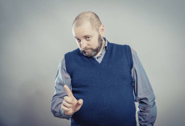 İşaret parmağıyla işaret eden bir adam