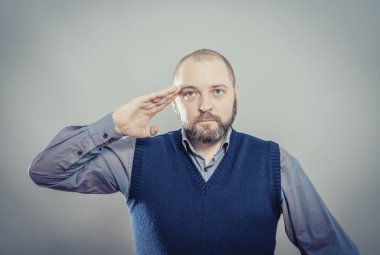 Stüdyo geçmişine karşı selam veren genç adam.