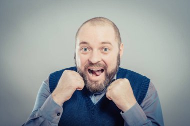 Stüdyo geçmişine karşı kutlama yapan genç adam.