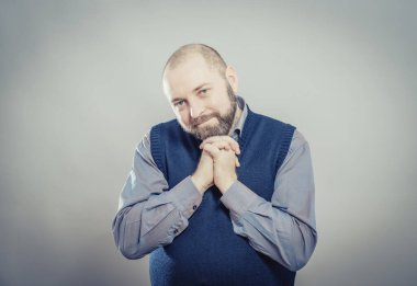 # Adam mutlu görünüyor elleri ağıza yakın katlanmış #