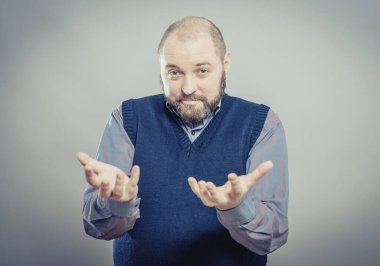 Genç yakışıklı bir adam bir şey gösteriyor.