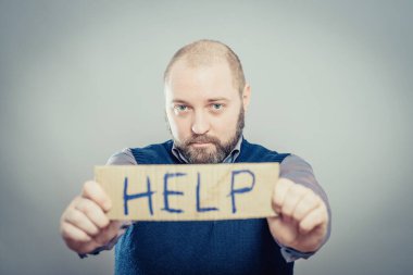 Yardım metniyle kağıt tutan adam