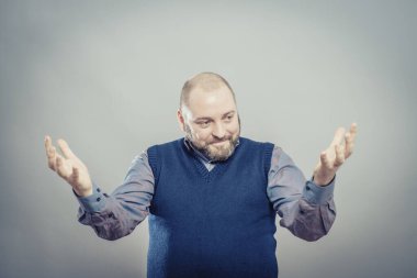 Bir şeyin büyüklüğüyle övünen genç bir adam.