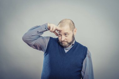 Adam uzaklara bakıyor.