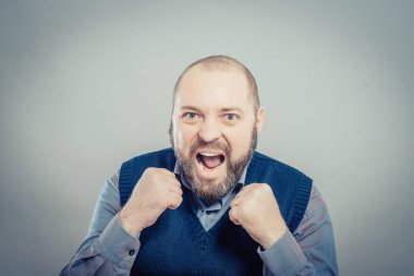 Stüdyo geçmişine karşı kutlama yapan genç adam.