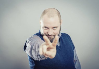 Zafer ya da barış işareti gösteren genç adam
