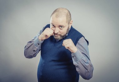 Yumruğunu sıkan Öfkeli Genç Adamın Portresi