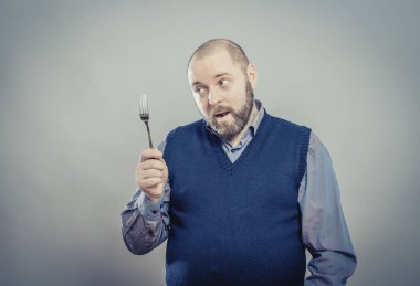 Çatallı genç adam.