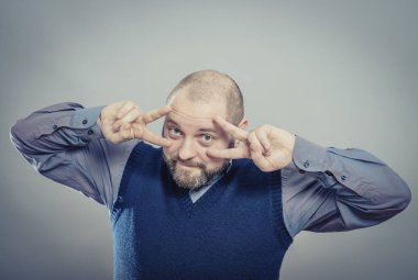 Zafer ya da barış işareti gösteren genç adam