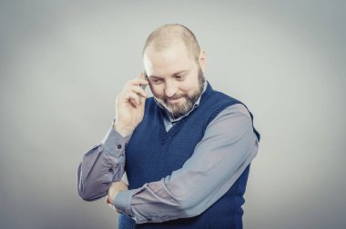 Genç adam cep telefonuyla konuşuyor.