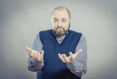 Genç yakışıklı bir adam bir şey gösteriyor.