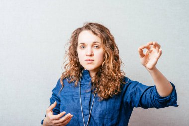 Kıvırcık kadın kondüktör. Gri arkaplan.