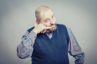 Genç adam cep telefonuyla konuşuyor.