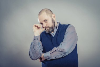 Tırnaklarını yiyen endişeli bir adam.