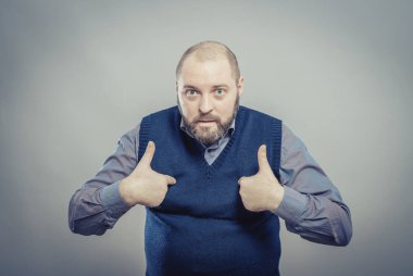 Adam parmağını gösteriyor.