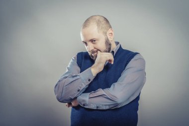 Tırnaklarını yiyen endişeli bir adam.