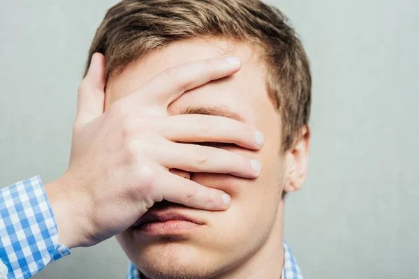 Man Täcker Sitt Ansikte — Stockfoto