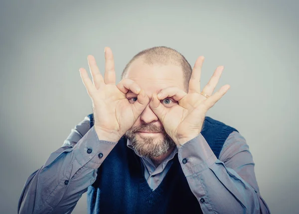 Elleri Gözlerinde Parmaklarından Bakan Komik Bir Adam — Stok fotoğraf