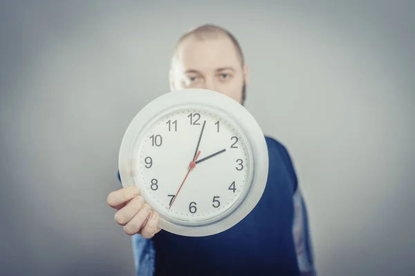 Portrait Jeune Homme Tenant Une Horloge Sur Fond Gris — Photo