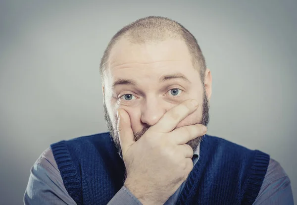 Porträtt Ung Man Med Hand Mun — Stockfoto