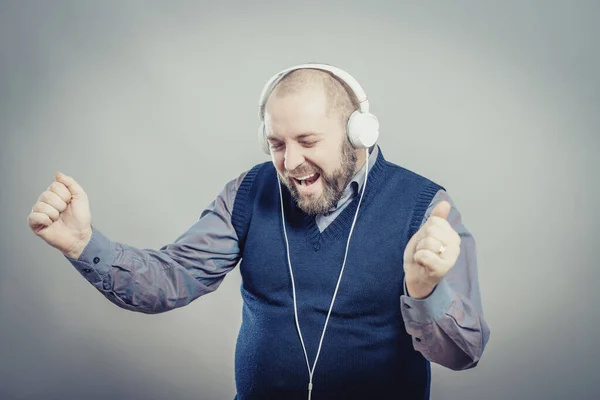 Πορτρέτο Ενός Νεαρού Ευτυχισμένου Άνδρα Που Ακούει Μουσική — Φωτογραφία Αρχείου