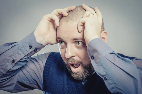 Jóvenes Furiosos Sosteniendo Cabeza Las Manos Gritando — Foto de Stock