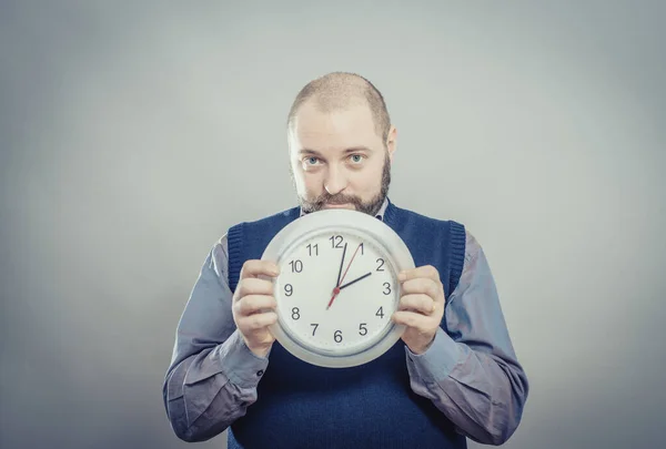 Retrato Joven Sosteniendo Reloj Sobre Fondo Gris — Foto de Stock