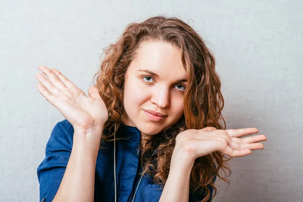 Een Krullende Vrouw Die Glimlacht Hand Hand Grijze Achtergrond — Stockfoto