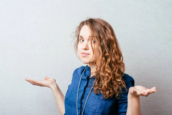 Curly Woman Smiling Hand Hand Gray Background — Stock Photo, Image