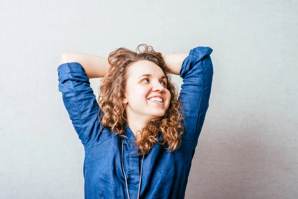 Ragazza Riccia Appoggiando Mani Dietro Testa Fondo Grigio — Foto Stock