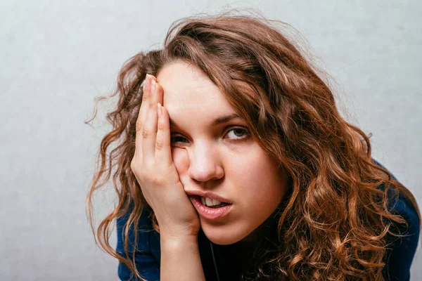 Ragazza Riccia Sente Male Fondo Grigio — Foto Stock