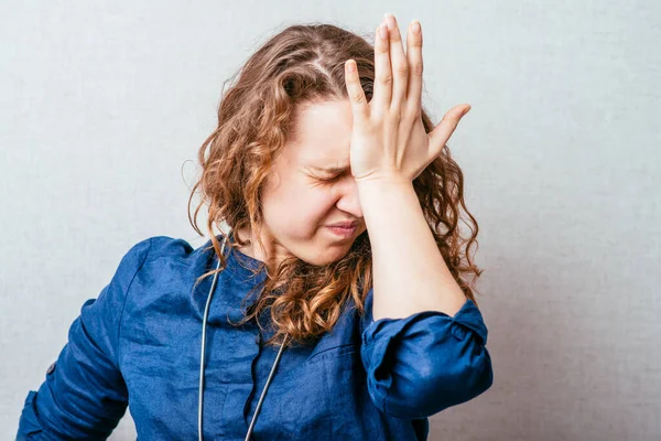 Krullend Meisje Boos Verontwaardigd Handen Bij Zijn Hoofd Grijze Achtergrond — Stockfoto