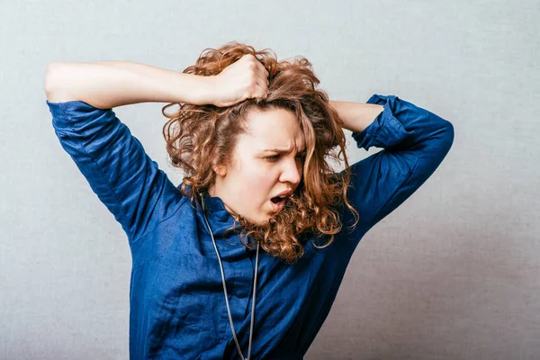 Lockige Frau Die Ihm Die Haare Reißt Grauer Hintergrund — Stockfoto