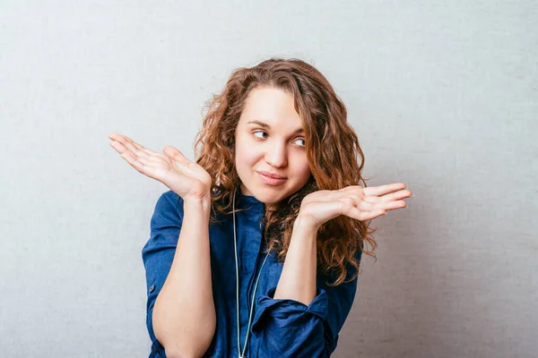 Curly Woman Smiling Hand Hand Gray Background — Stock Photo, Image