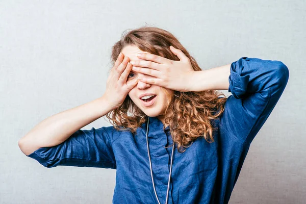 Lockiges Mädchen Das Durch Die Finger Schaut Grauer Hintergrund — Stockfoto