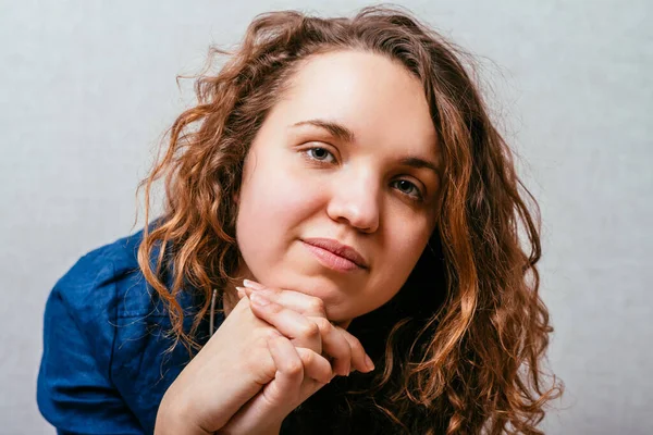 Chica Rizada Sonríe Dulcemente Fondo Gris — Foto de Stock