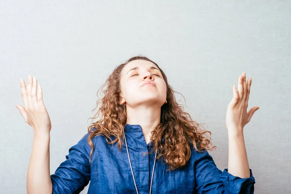 Ragazza Riccia Alzò Mani Pregando Fondo Grigio — Foto Stock