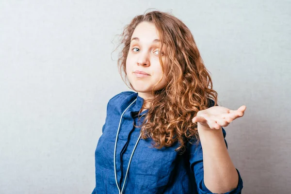 Een Krullende Vrouw Die Glimlacht Hand Hand Grijze Achtergrond — Stockfoto