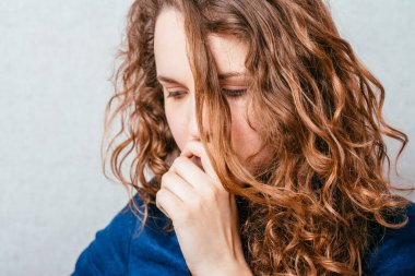 Kıvırcık kadın Gri arka plan.