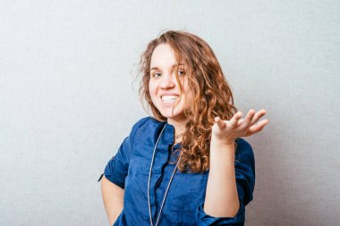 Kıvırcık kadın el ele gülüyor. Gri arkaplan.