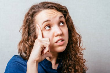 Kadın düşünüyormuş. Gri arkaplan