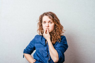 Kadın düşünüyormuş. Gri arkaplan